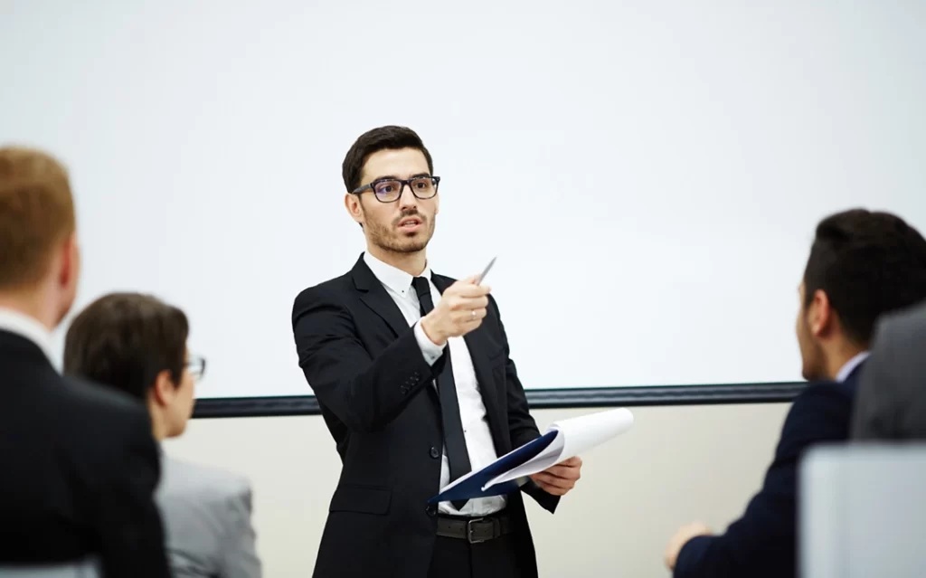 یک مرد کوچ در حال کوچینگ